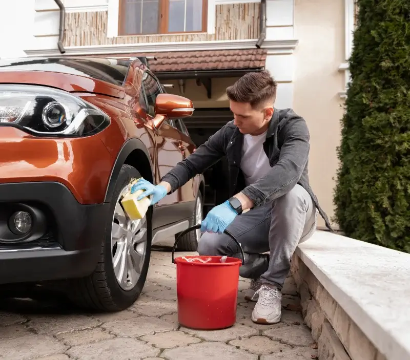 Lavage auto à domicile Saint-Paulet-de-Caisson : professionnel intervenant sur un véhicule